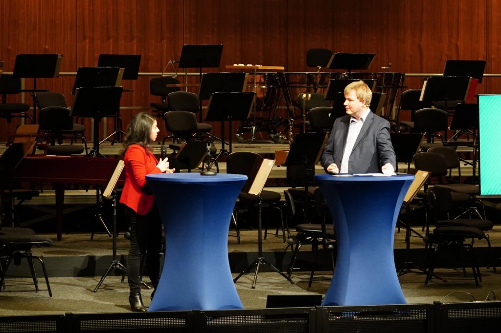 Konzerteinführung bei der Vogtland Philharmonie. Allmonatlich führe ich 30 Minuten lang ins Programm ein und spreche mit musikalischen Gästen, wie hier mit Anneleen Lenaerts, der Solo-Harfenistin der Wiener Philharmoniker.
