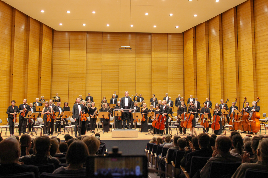 Das Sächsische Sinfonieorchester Chemnitz e. V. leite ich seit 2023 als Dirigent und Künstlerischer Leiter.